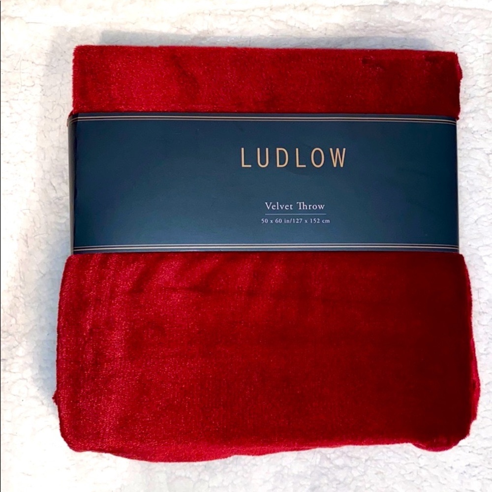 NWT Ludlow Velvet Throw